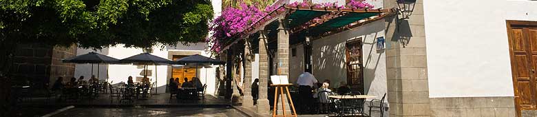Kleine cafés op de Plaza in Los Llanos om langer te verblijven en te genieten